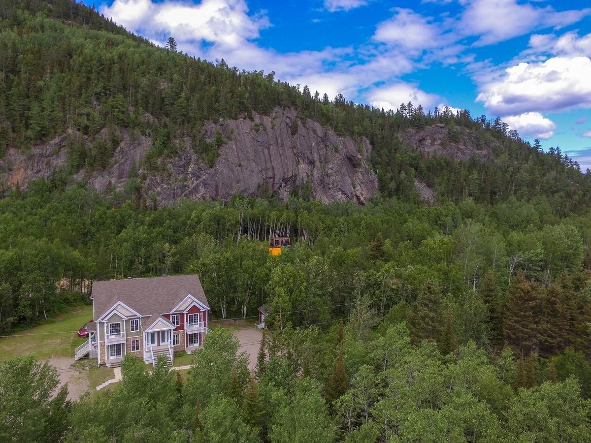 Entre Roc Et Montagne Lägenhet LʼAnse-Saint-Jean Exteriör bild