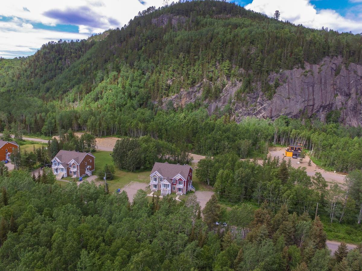 Entre Roc Et Montagne Lägenhet LʼAnse-Saint-Jean Exteriör bild